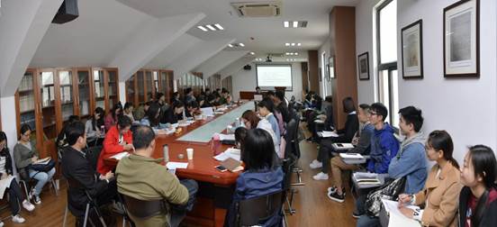 10月20日，历史文化学院在莼思堂组织师生进行中国近代史史料学研讨课