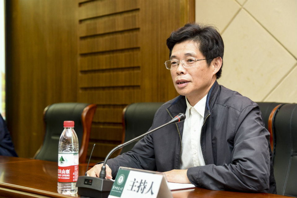 党委副书记陈厚丰在会议上讲话