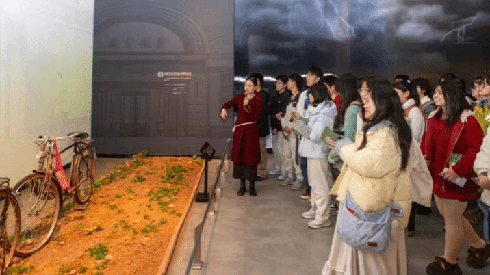 优质课程展播-文学院黄凯、江雪《行走的写作课》